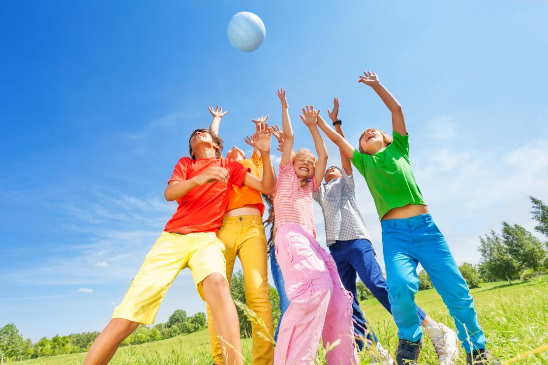 Учимся бросать мяч: простые игры для детей