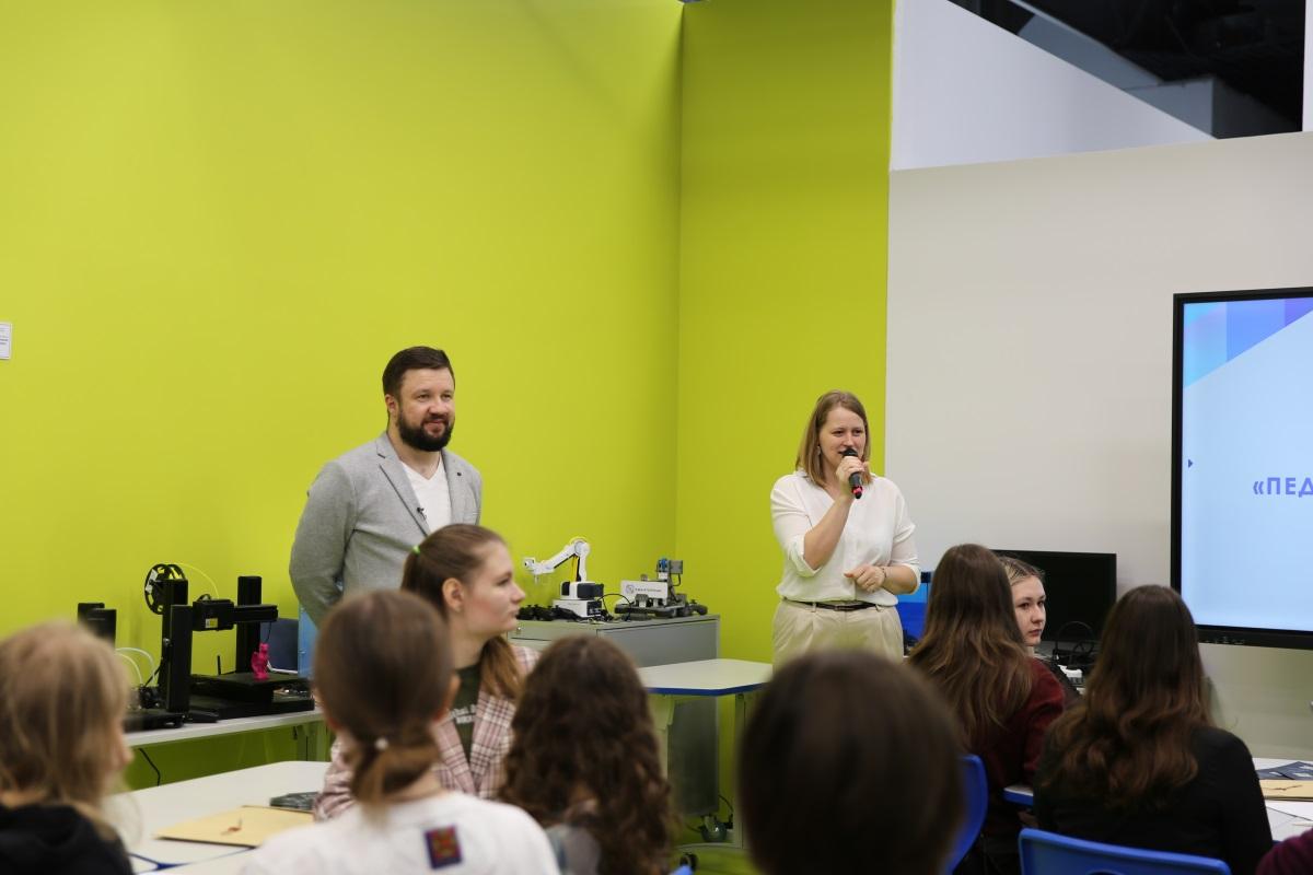 Эксперты «Просвещения» провели мастер-класс «Педагогические квест-кейсы» на выставке «Россия»