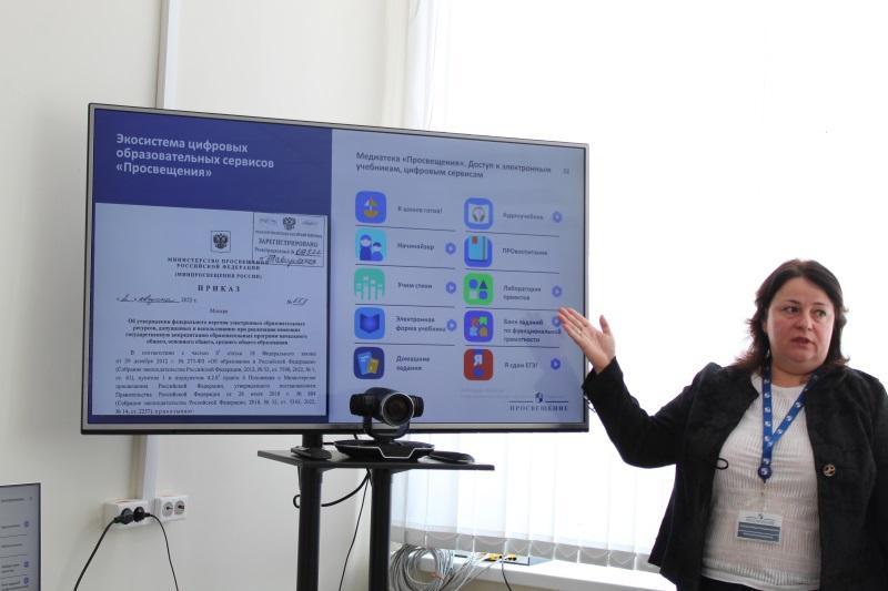 Мария Иванова демонстрирует цифровые сервисы «Просвещения»